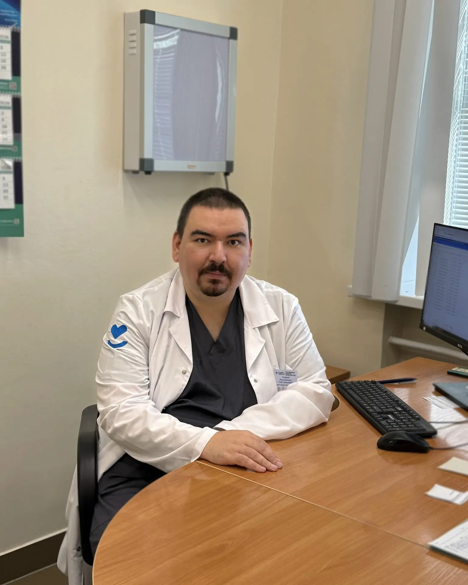 👨🏻‍⚕️Рады представить нового врача нашей поликлиники — травматолога-ортопеда Туктамыш...