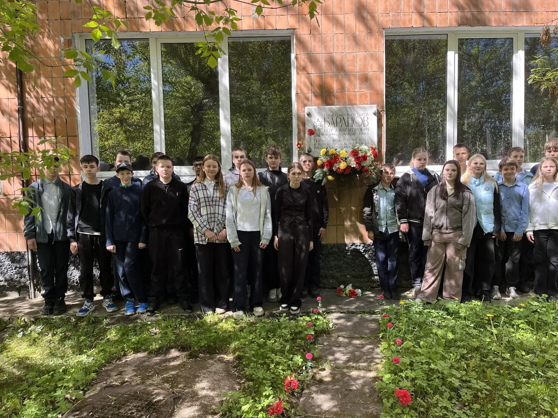 Накануне Дня Победы ученики 7 «В» и 7 «Г» классов вместе с Титовой Светланой Викторовно...