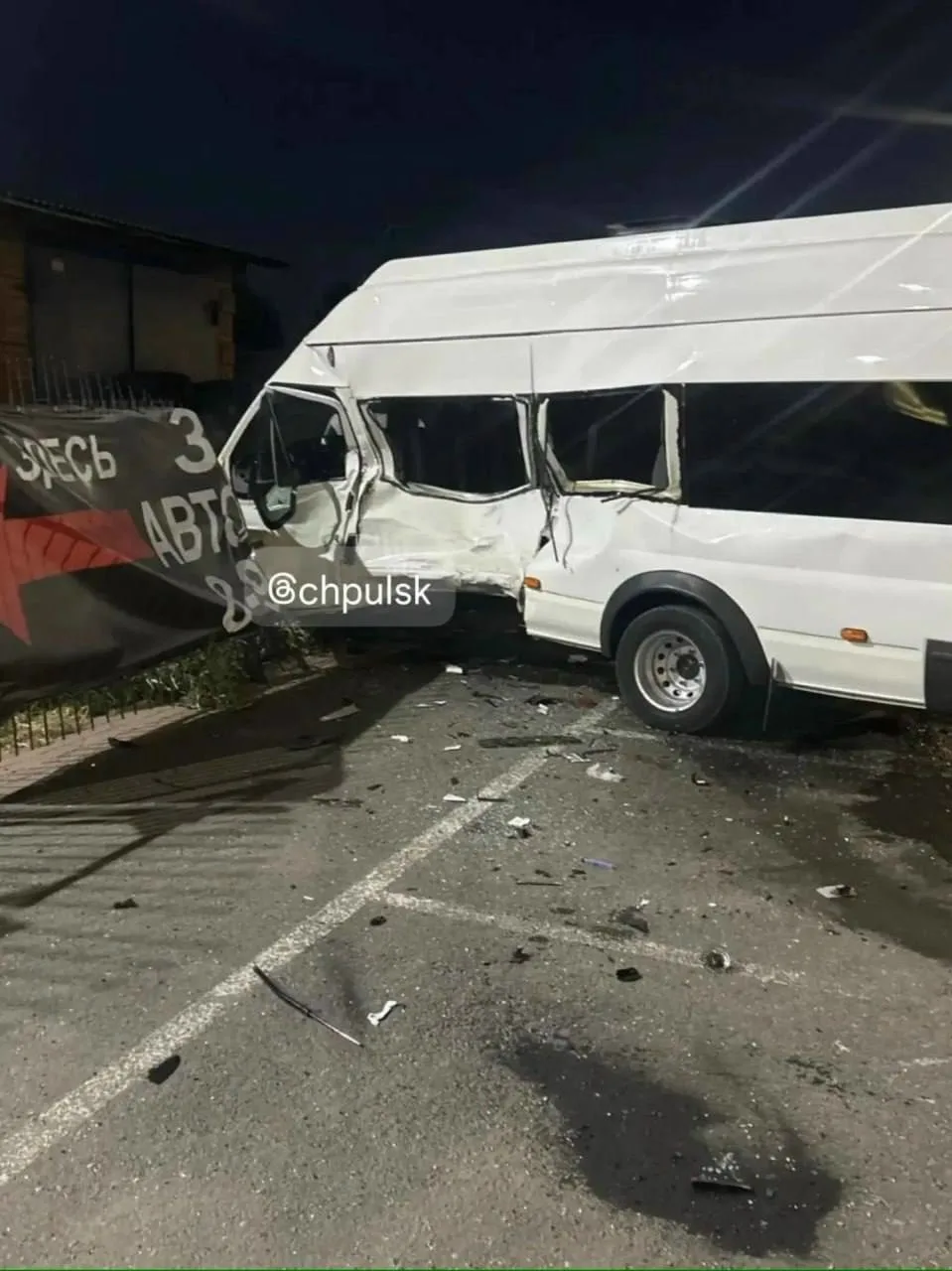 В Ульяновске водитель Chery врезался в припаркованный микроавтобус и скрылся