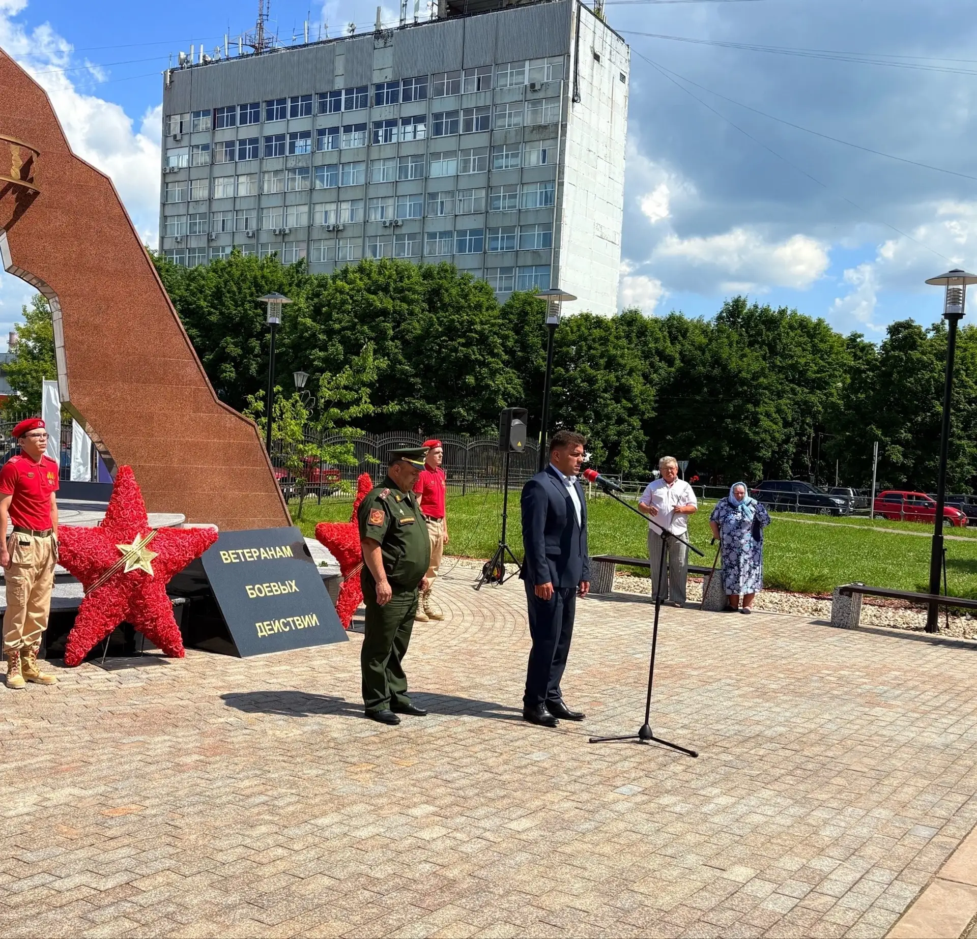 Сегодня на Губернаторской площади прошло торжественное мероприятие, посвящённое Дню вет...