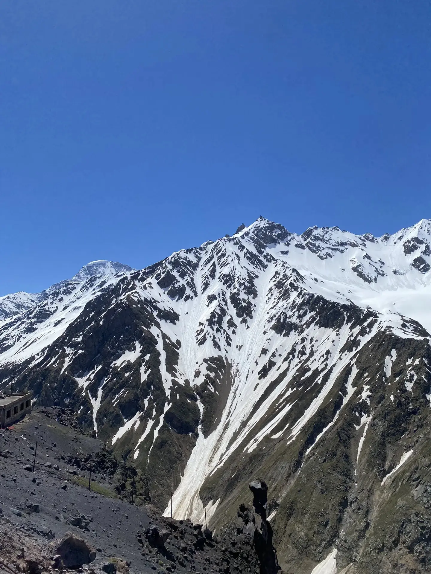 🏔 День на Эльбрусе.

Вчера наша группа провела день среди величественных гор, облаков и бескрайних 