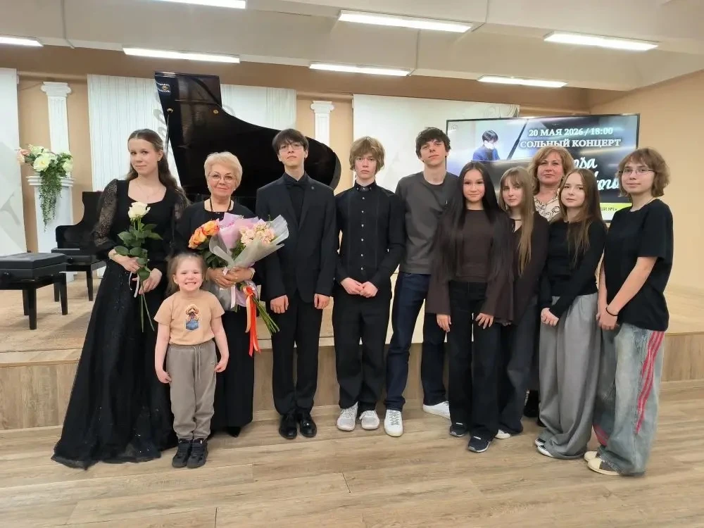 🎶✨  МЕЛОДИЯ ВЕЧНОСТИ✨🎶  Ученики  9В класса вместе с классным руководителем  Региной Ольгертовной Лиа