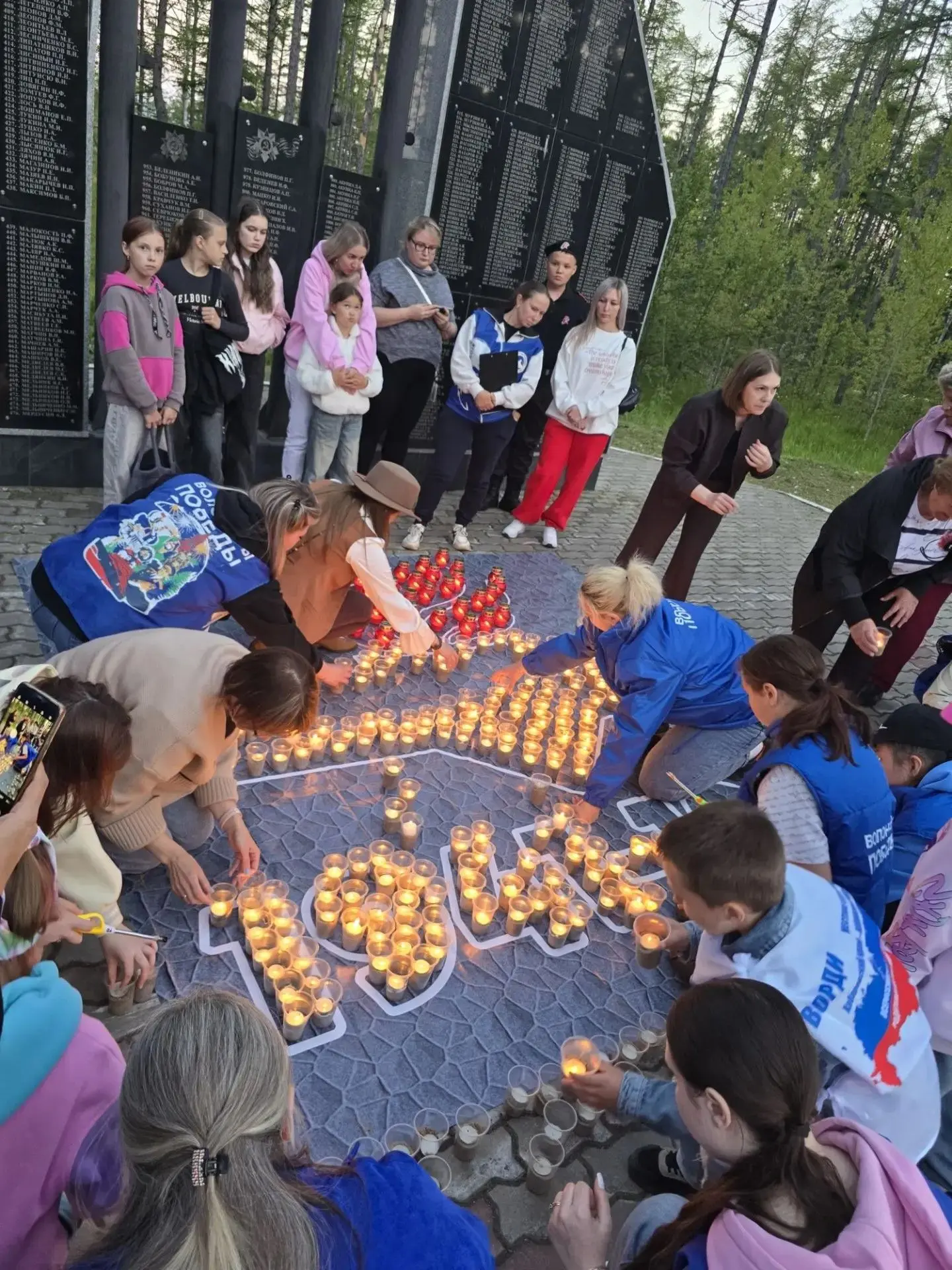 🕯️🇷🇺 В Ванинском межотраслевом колледже почтили память героев акциями «Свеча памяти» и «Огненные 