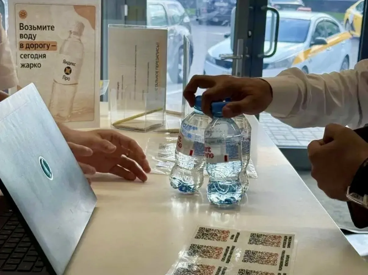 ☀️ Синоптики обещают, что аномальная жара скоро спадет!  💦 А пока перевозчики общественного транспор