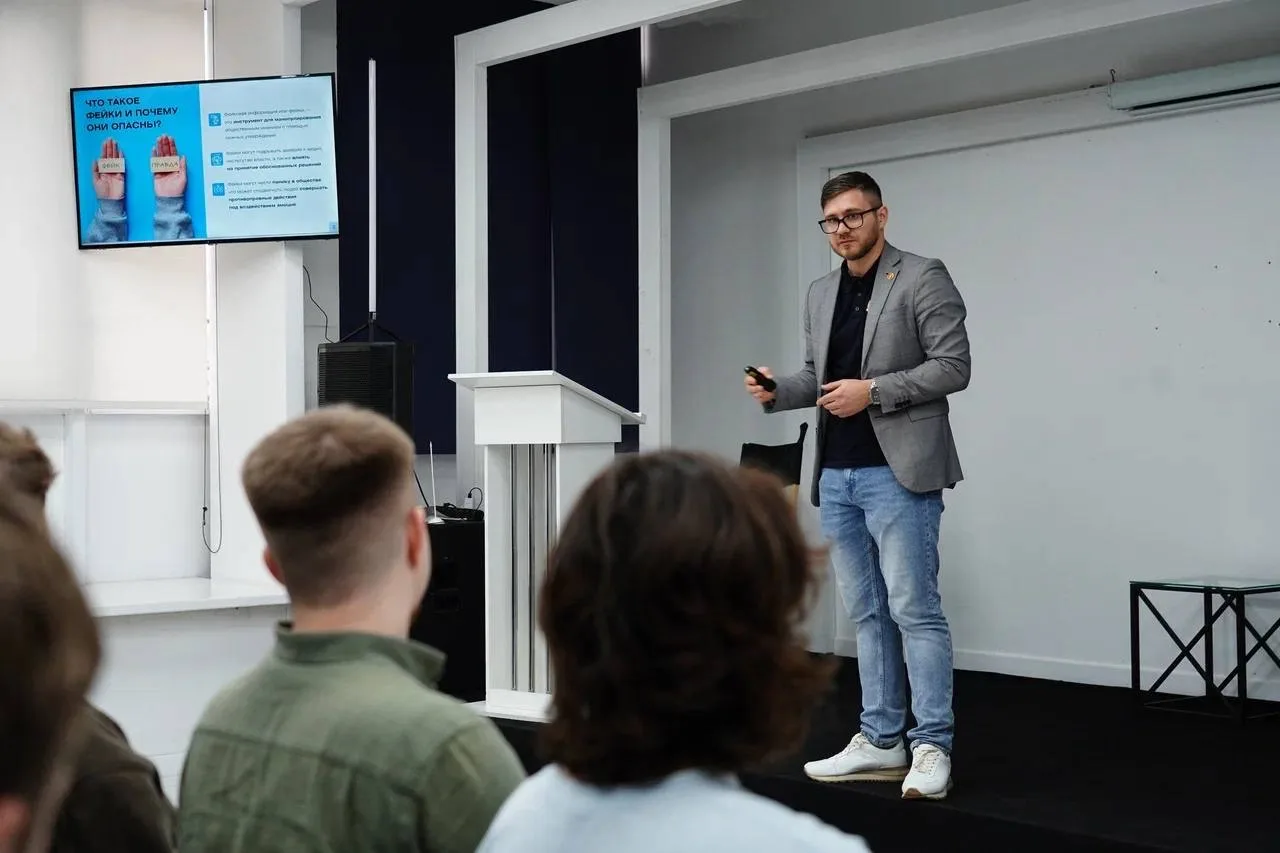💪🏻 Продолжаем говорить о борьбе с фейками  На площадке Молодежного пространства Москвы прошла лекция