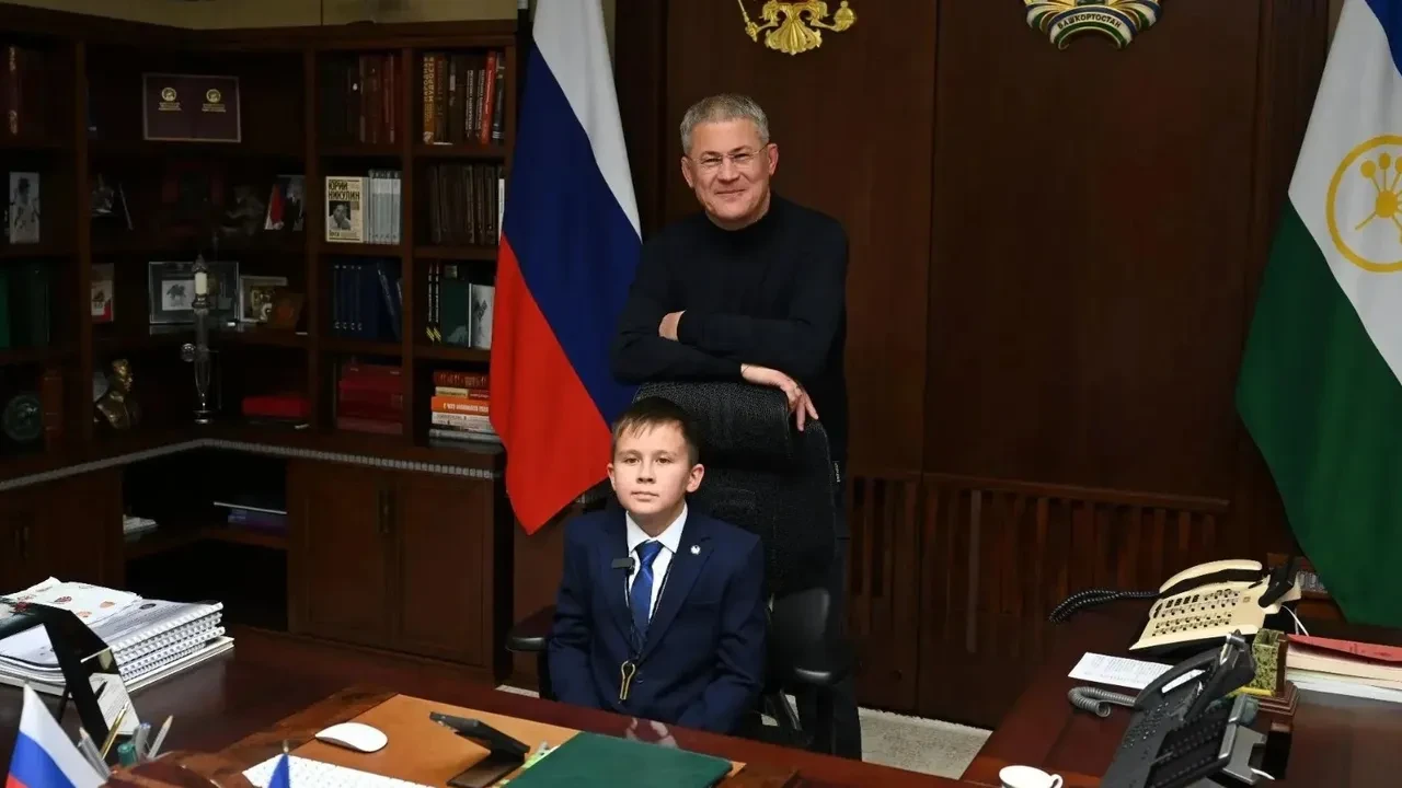 Школьник Анвар Вахитов из Кумертау посетил рабочий кабинет Главы Башкирии