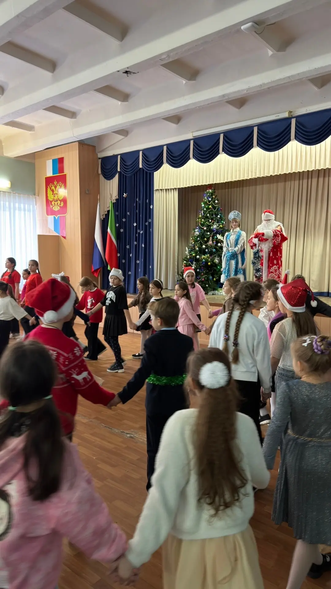 ☃️Знаете, что происходит, когда Дед Мороз и Снегурочка теряются в лесу прямо перед праздником? Начин