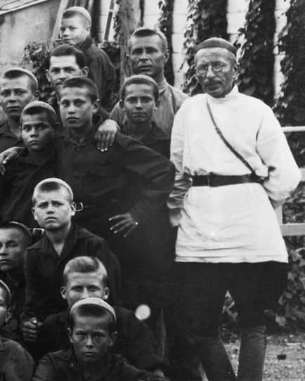 📷 Антон Семенович Макаренко с членами харьковской детской трудовой коммуны имени Ф. Э....