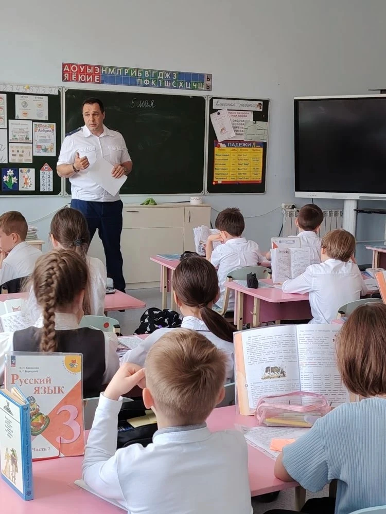 ✅ Сегодня к ученикам 3 «Б» класса приходил заместитель Калужского прокурора по надзору за исполнение