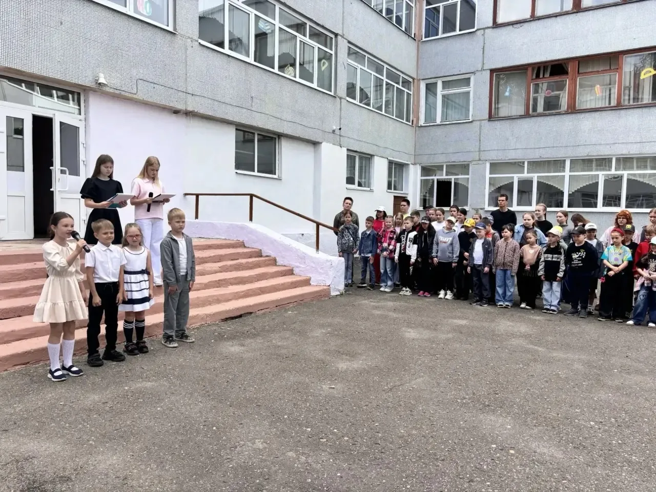 Торжественная линейка, посвящённая Дню памяти и скорби  

22 июня 85 лет назад началась Великая Отеч