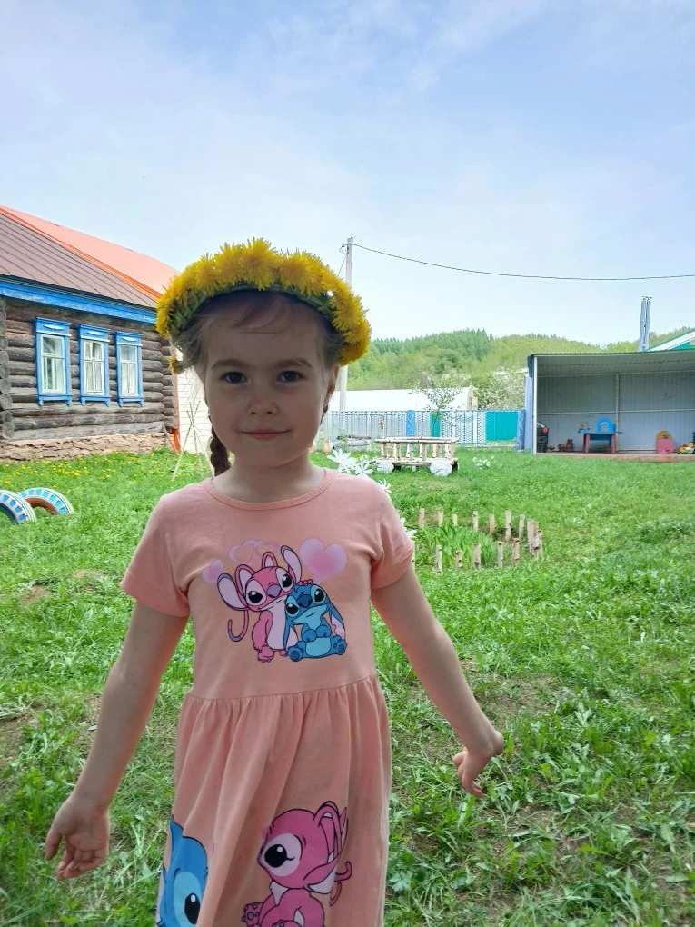 Сколько одуванчиков в желтых сарафанчиках!