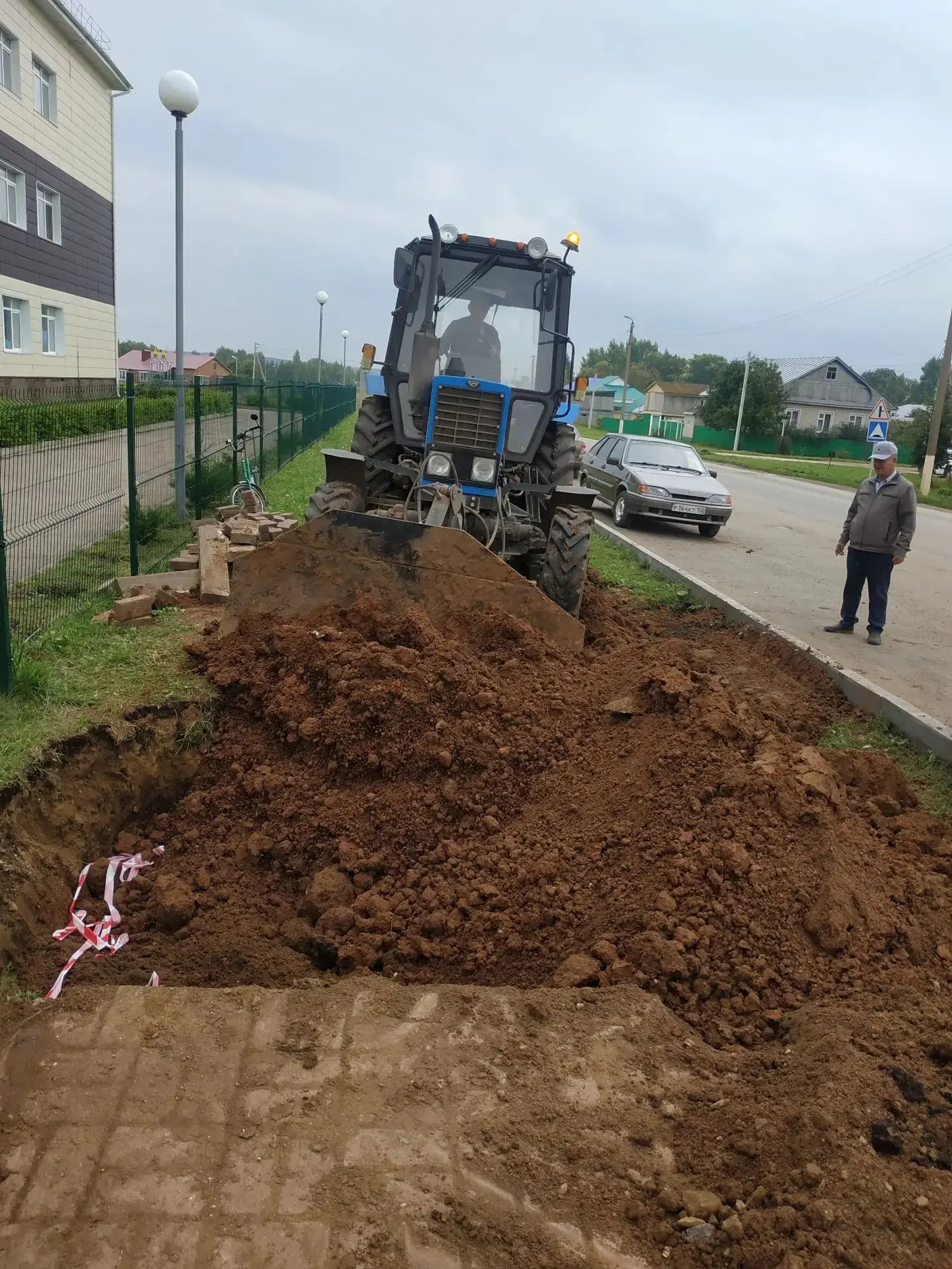 Работники МУП "Коммунхоз" устранили аварию на водопроводе по улице Строителей с. Бакалы