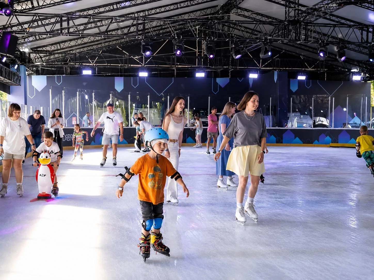 Едем кататься на коньках летом в Лужниках ⛸️

Там стартуют бесплатные тренировки на катке для детей 