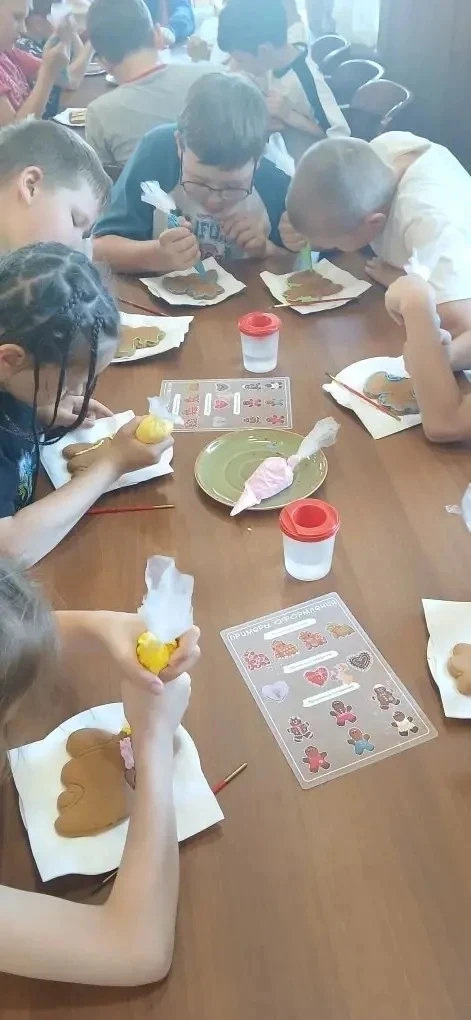 Путешествие в мир сладких чудес! 🍯✨

Сегодня у наших ребят из школьного лагеря был по-настоящему вк