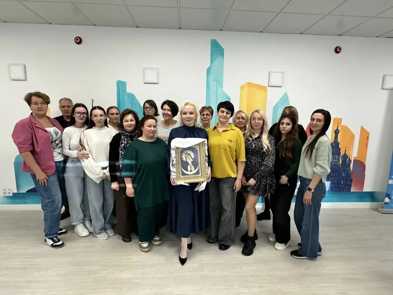 Центр социальной помощи семье и детям Московского района посетила жена участника специа...
