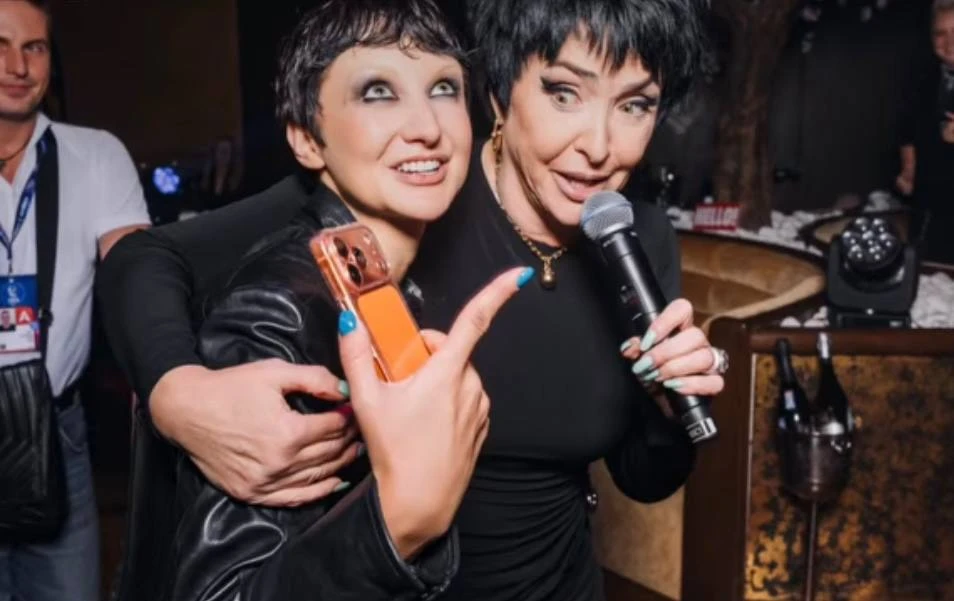Марго перекрасилась в брюнетку и теперь её сравнивают с Лолитой. Кажется, нашёлся новый...