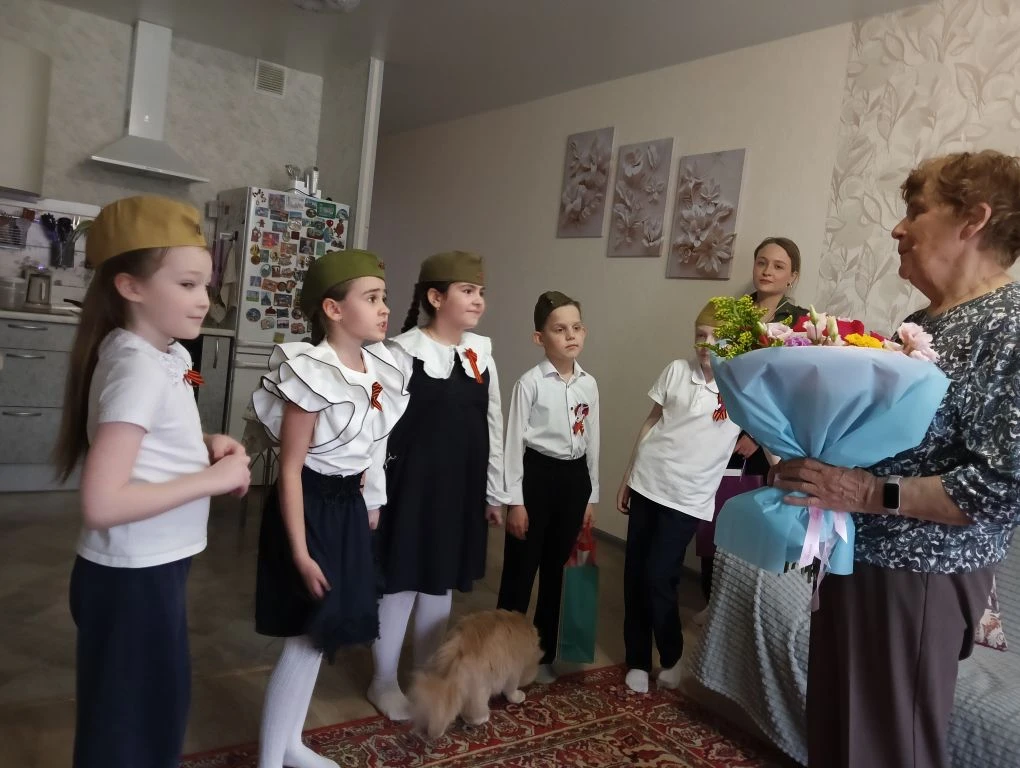 Сегодня наши юные школьники поздравили ветеранов Великой Отечественной войны. Ребята подарили им рис