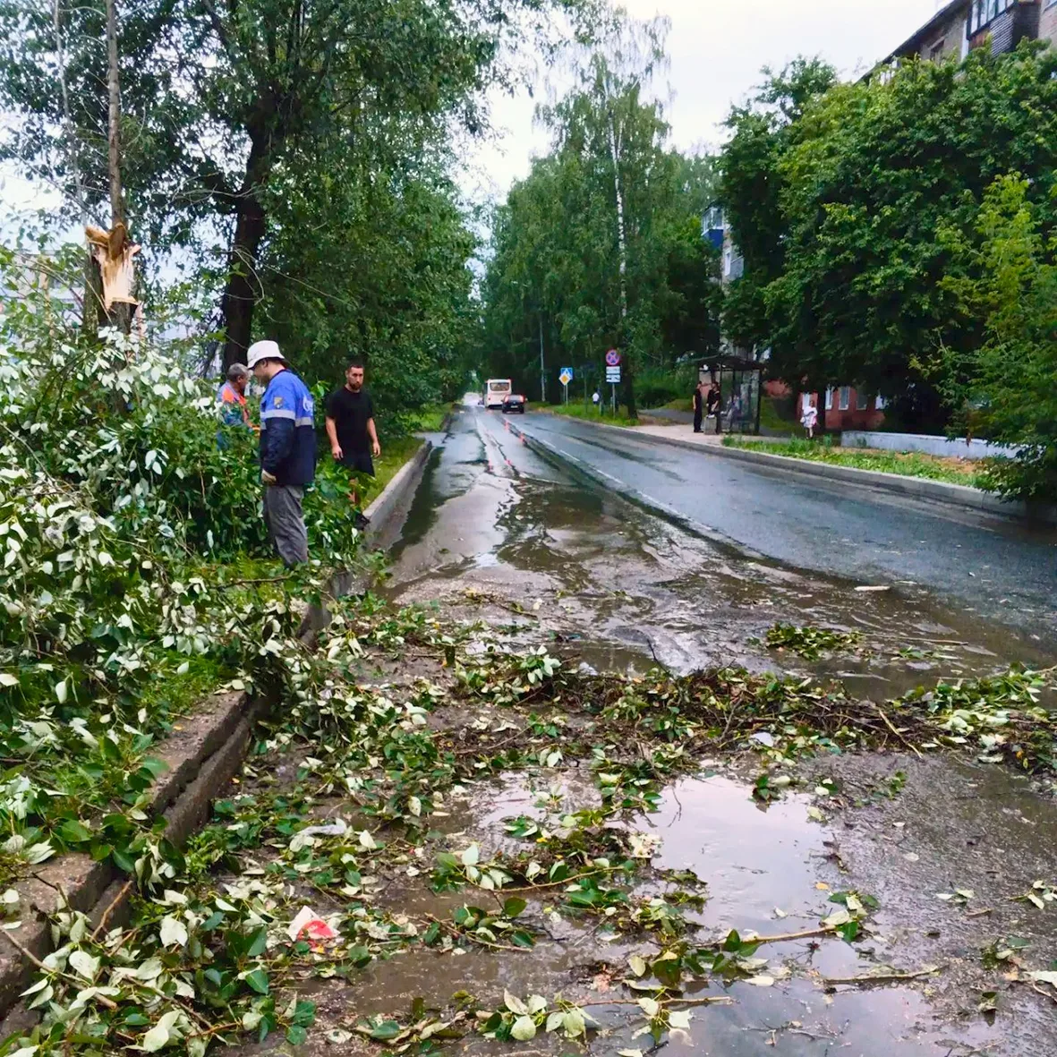 ‼В Кирово-Чепецке также устраняют последствия сильного урагана. Стихия бушевала в город...