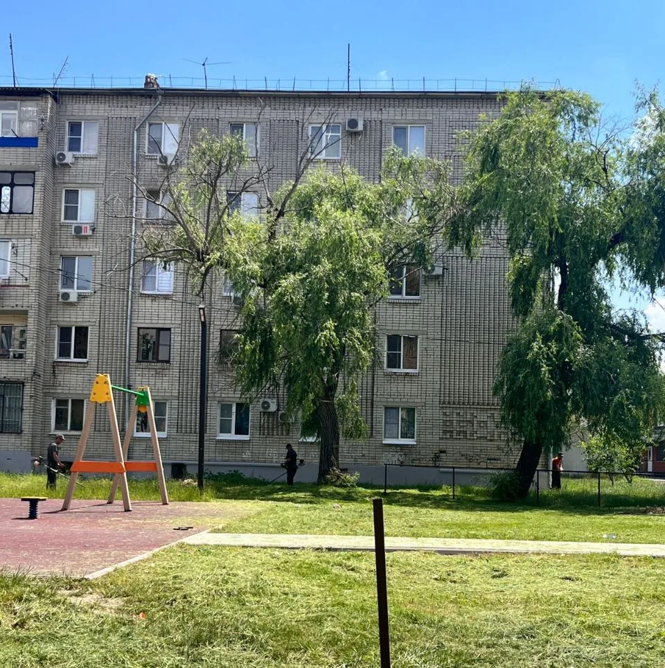 🌿 Не останавливаем уборку сезонной растительности.

Покосили траву во дворах многоквартирных домов 