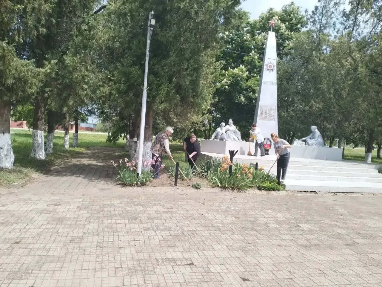 «Творение весны и труда»: в Ахтарском прошел субботник  Сотрудники СДК поселка  Ахтарского организов