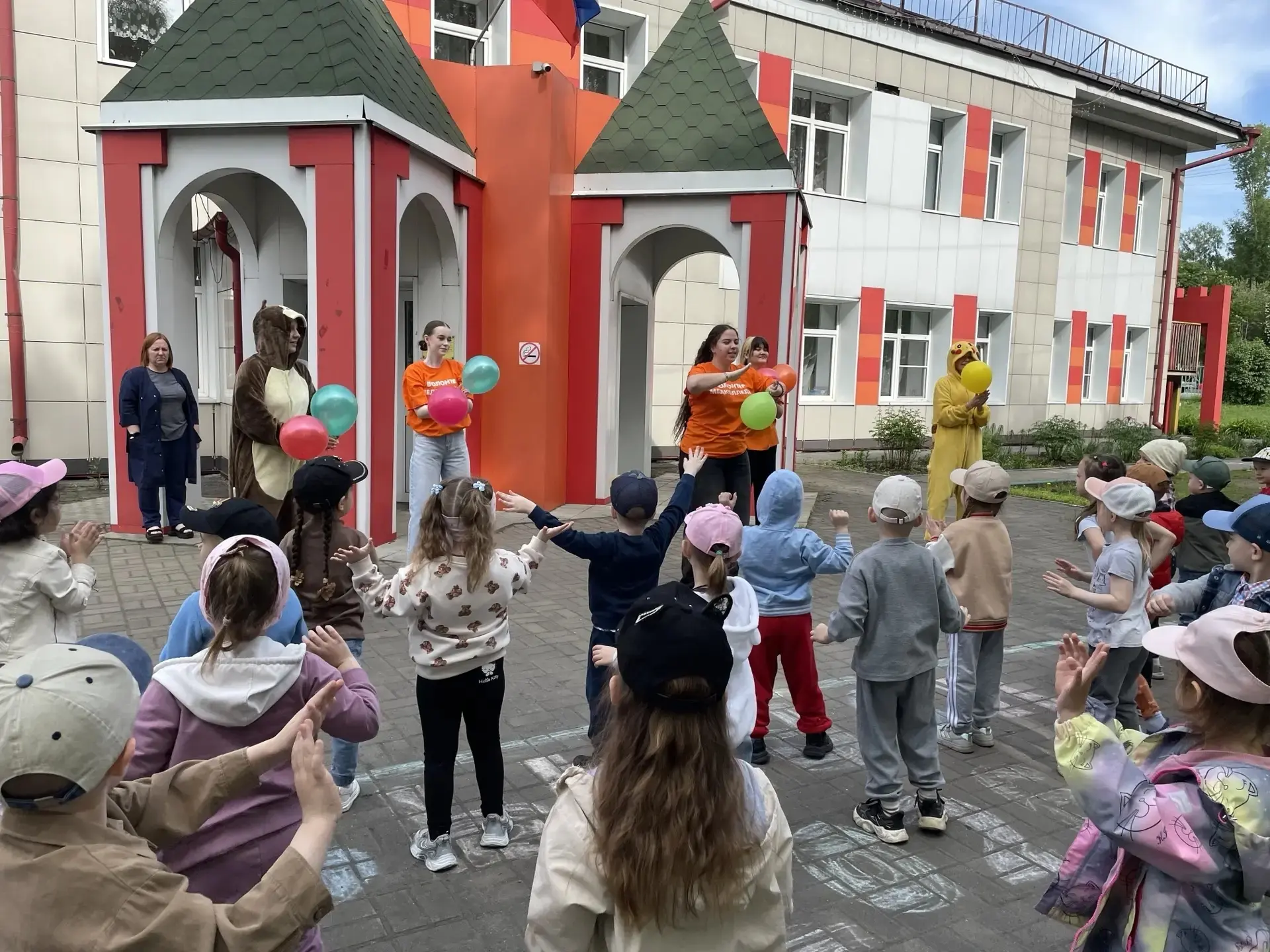 ✨ В рамках Недели сохранения здоровья детей студенты наших филиалов подарили ребятам хо...