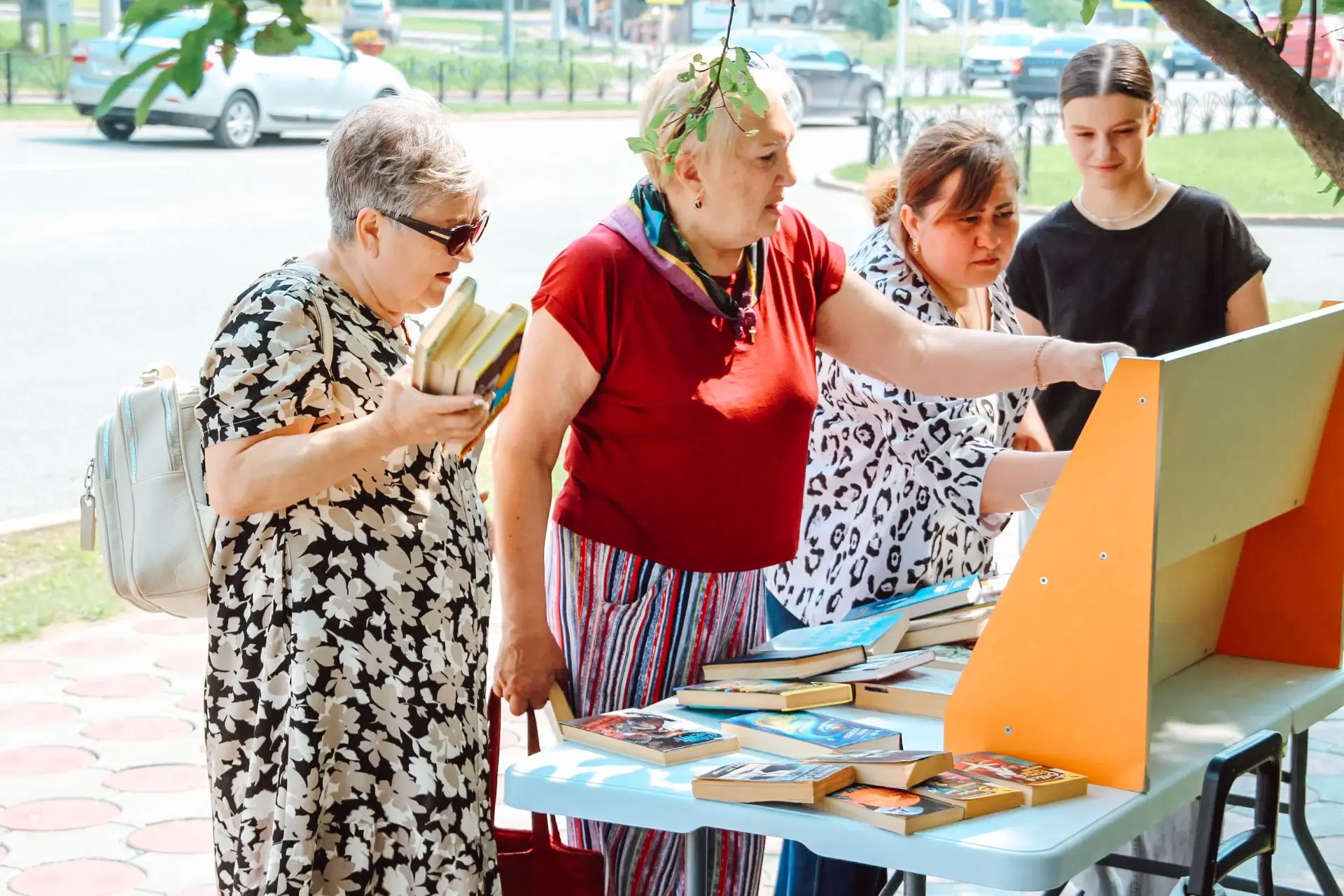 КНИГА ЖДЕТ ИМЕННО ВАС
- Вы книги продаете? 
- Нет, просто отдаем в добрые руки

Летние акции библиот