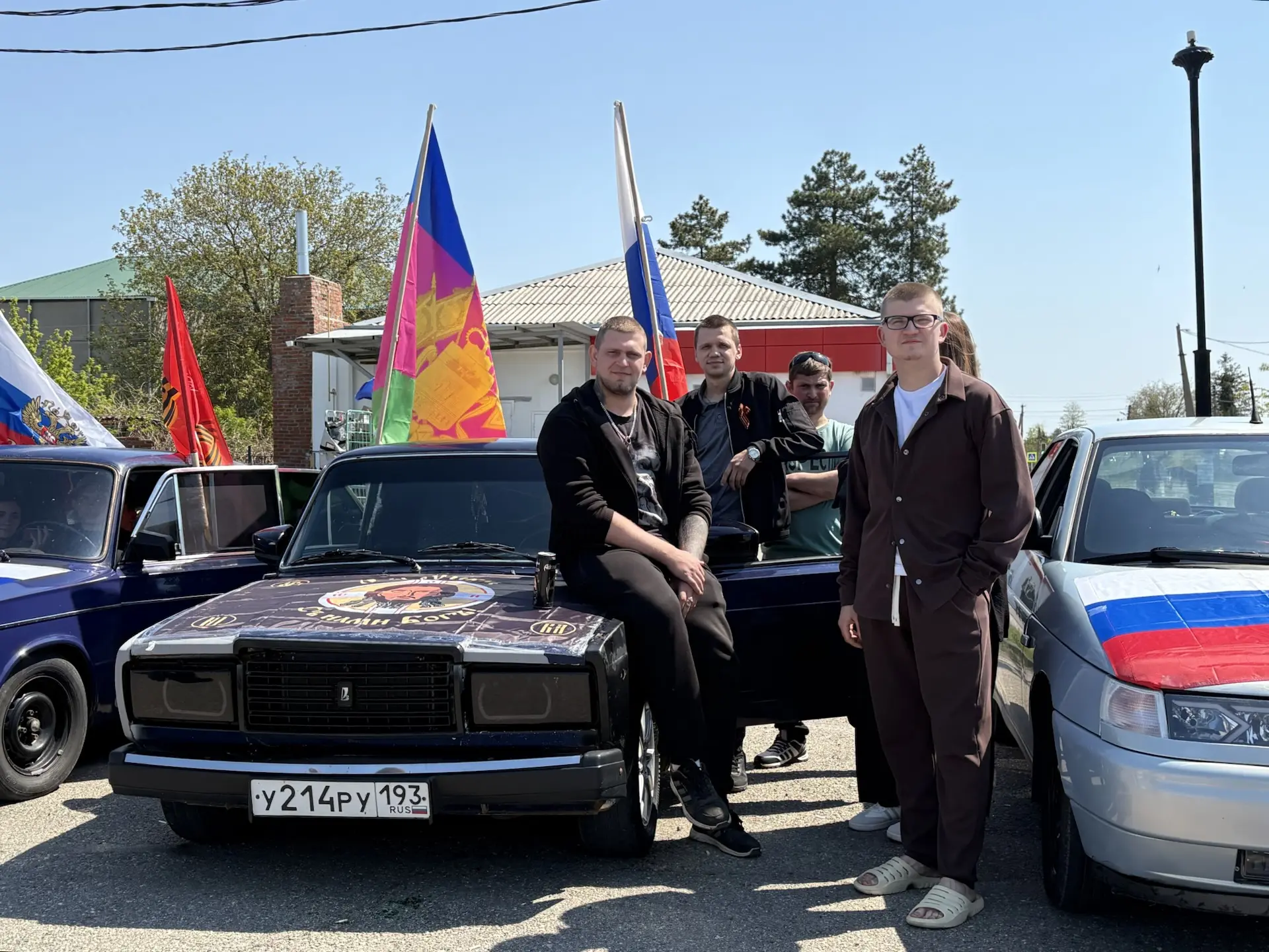 Сегодня, в День Победы, по райцентру ярко, шумно и сплочённо проехал автомарш.   Флаги России, Знамё
