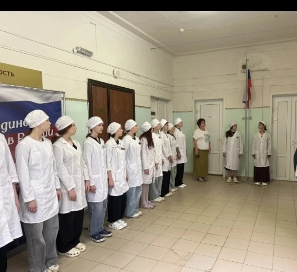🇷🇺 С чего начинается Родина? Со флага в каждом колледже!

15 июня, утром наш колледж наполнился ос