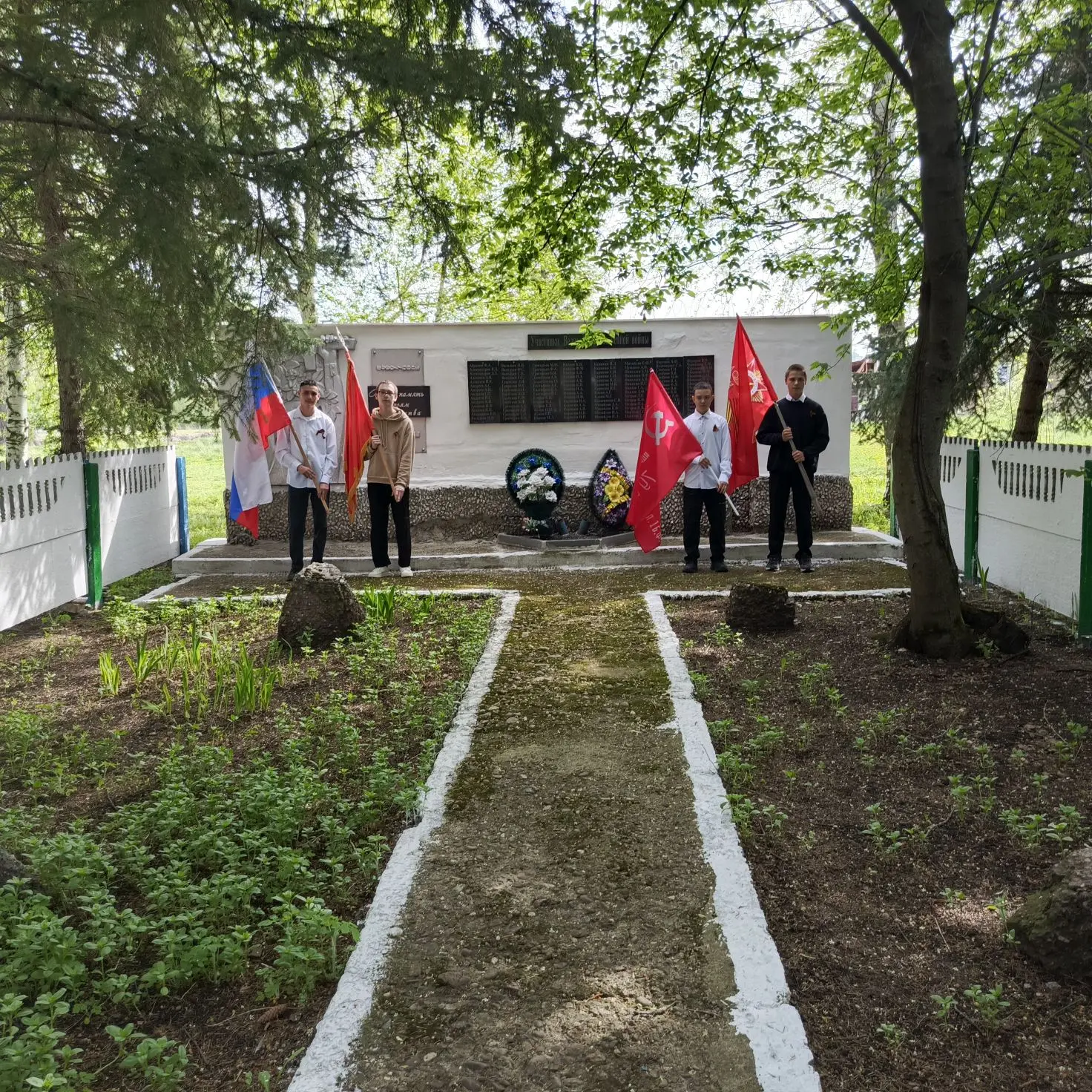 Традиционное возложение цветов к памятнику  павшим односельчанам в годы Великой Отечественной войны 