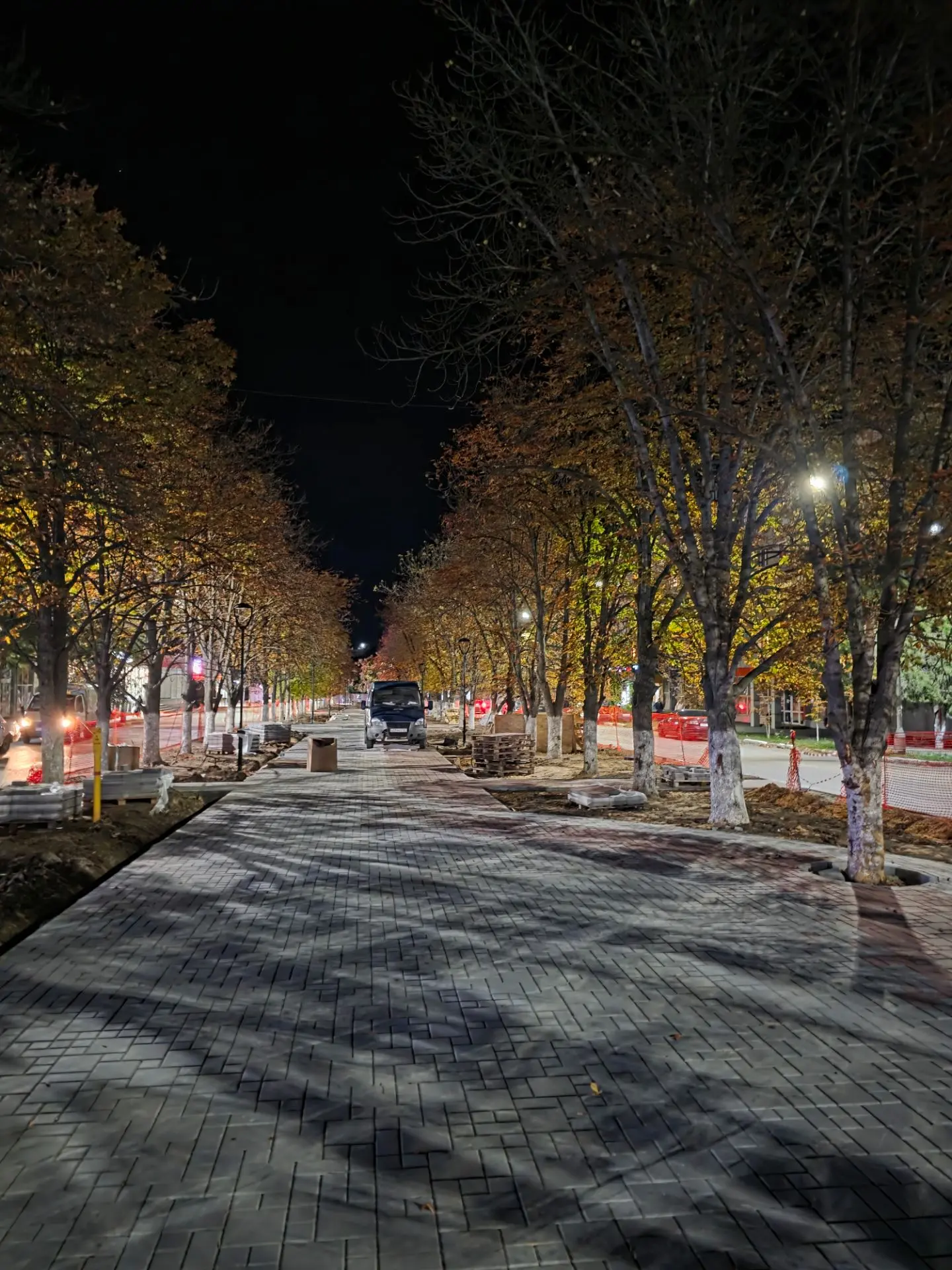 ⚡️На Проспекте Металлургов практически завершили укладку плитки