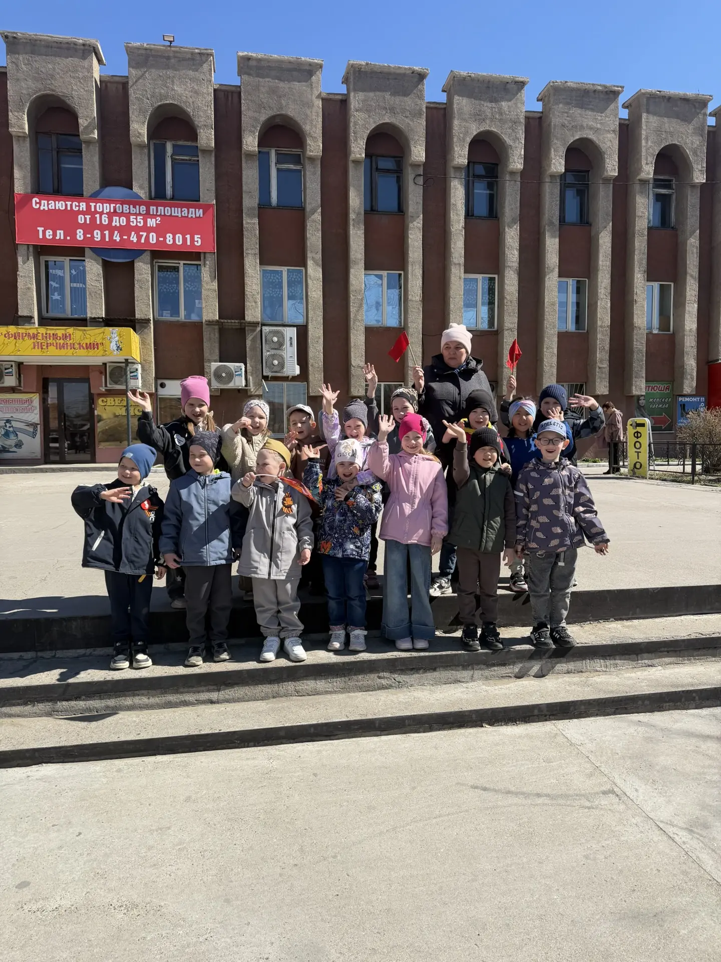 В старшей группе: « Улыбка», дети приняли участие в акции: «Подари открытку в честь праздника Дня По
