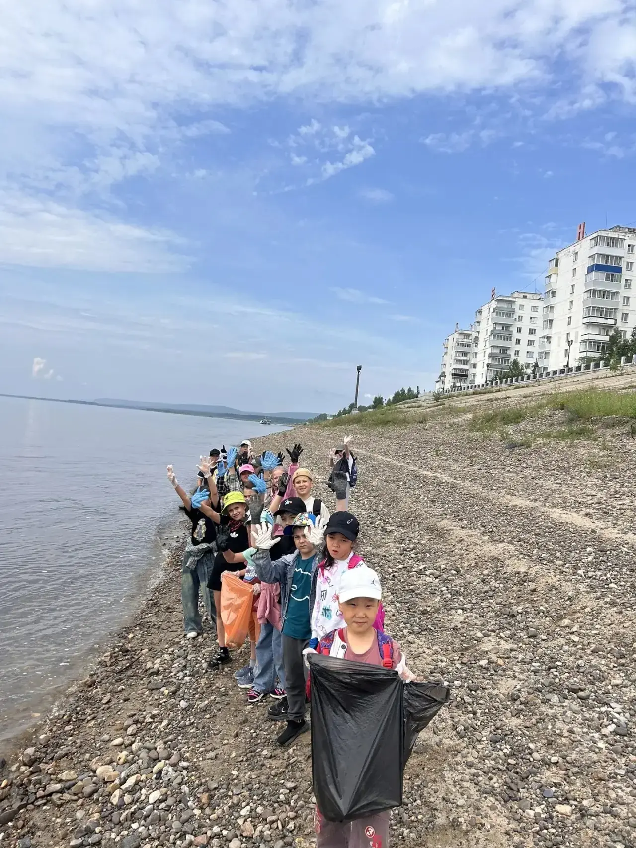 В ДЕНЬ РЕКИ ЛЕНА ДЕТИ УБРАЛИ БЕРЕГОВУЮ ЛИНИЮ