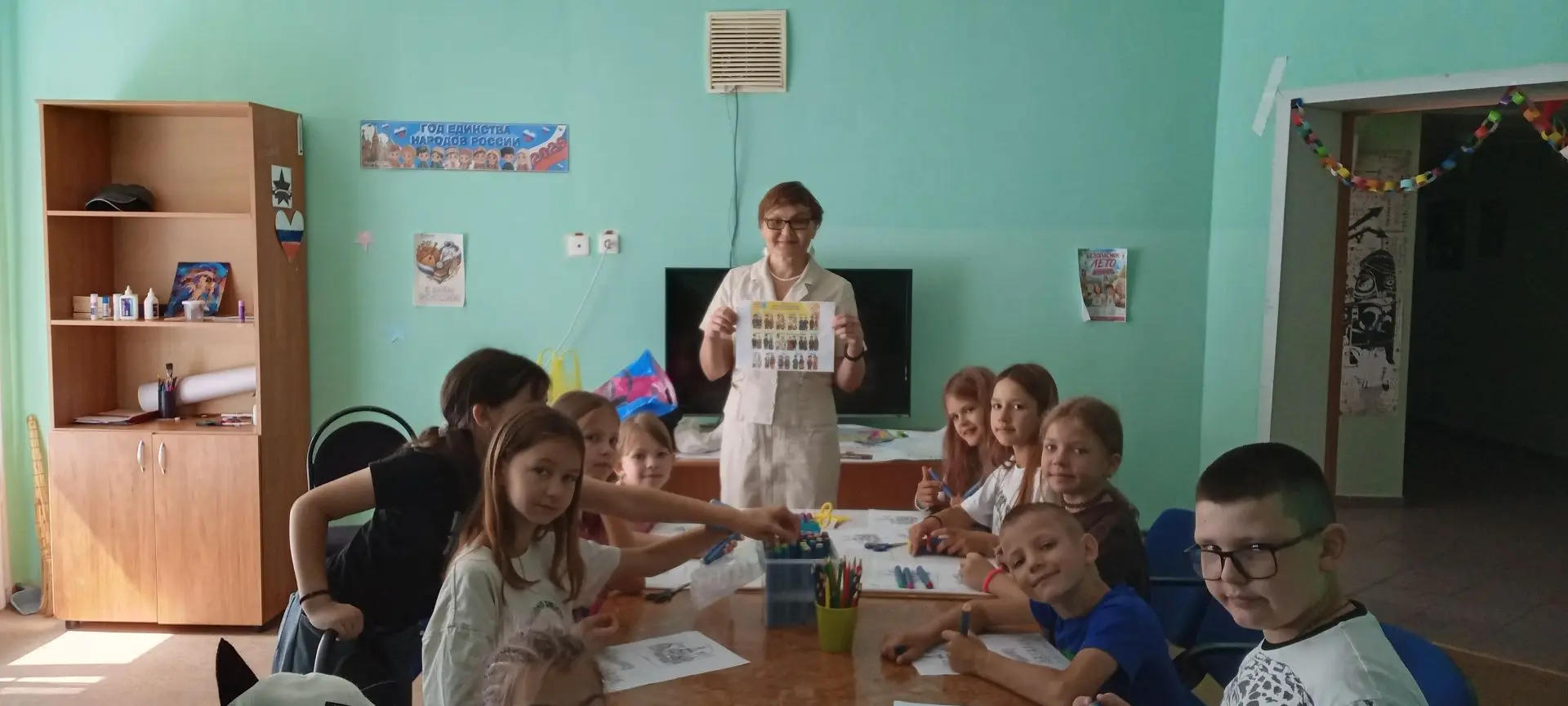 В оздоровительном лагере «Чайка» педагог Зуева А.Н. провела познавательное мероприятие «Мы – едины!»