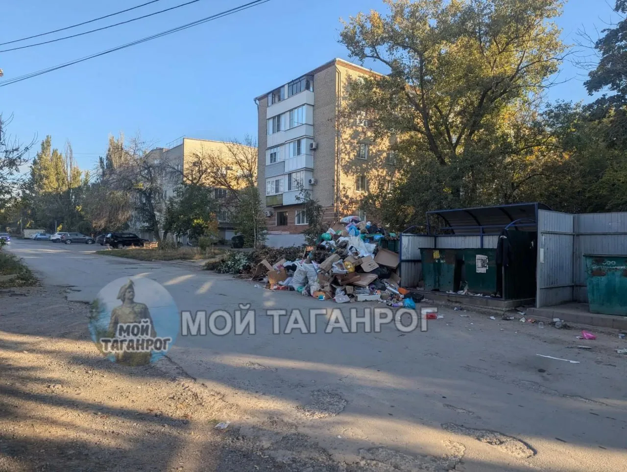 Мусор у Лизы Чайкиной, 64-3, занял половину дороги