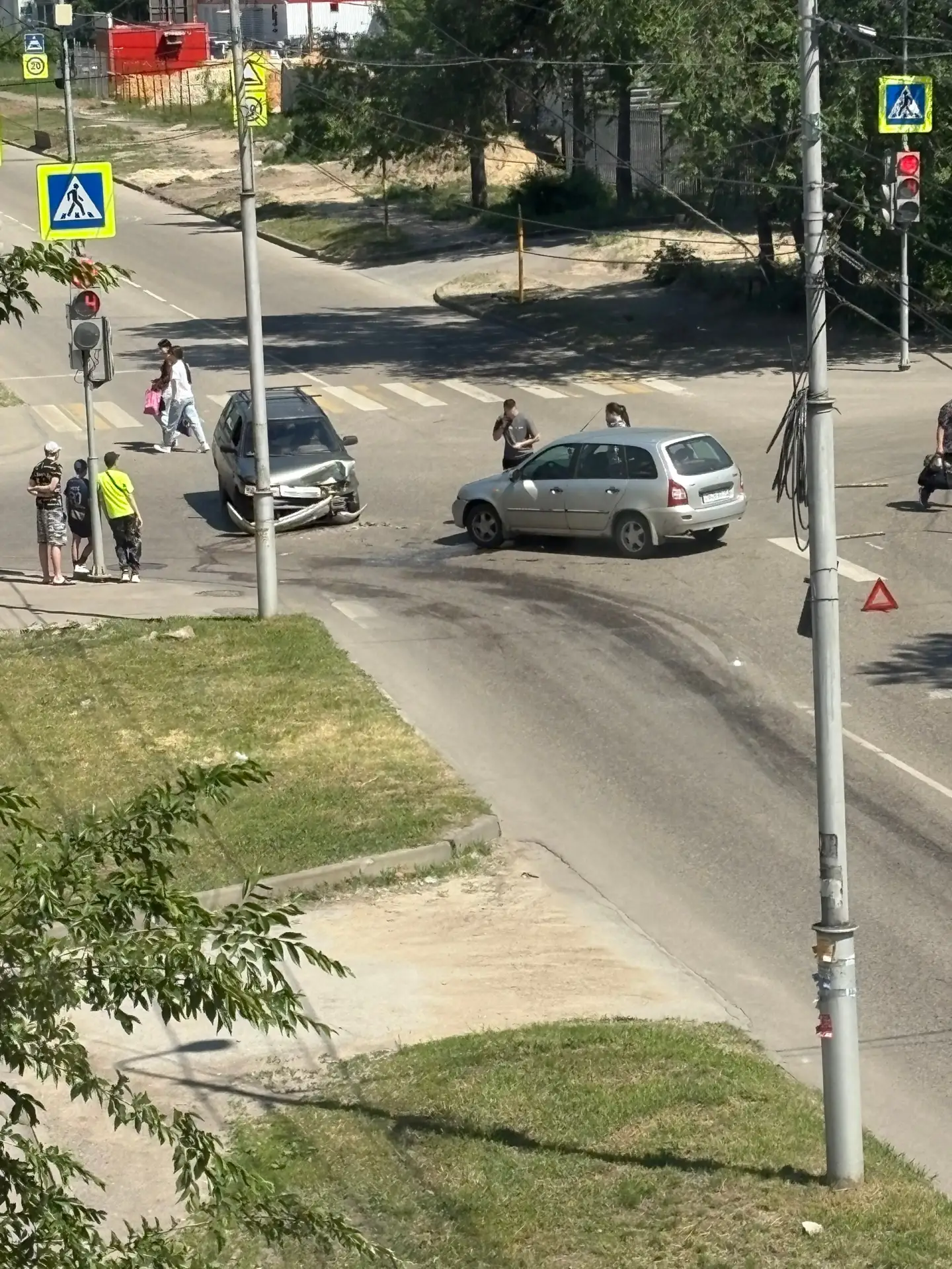ДТП. Возможно затруднение движения. А молодому человеку совет не летать на машине. Анон...