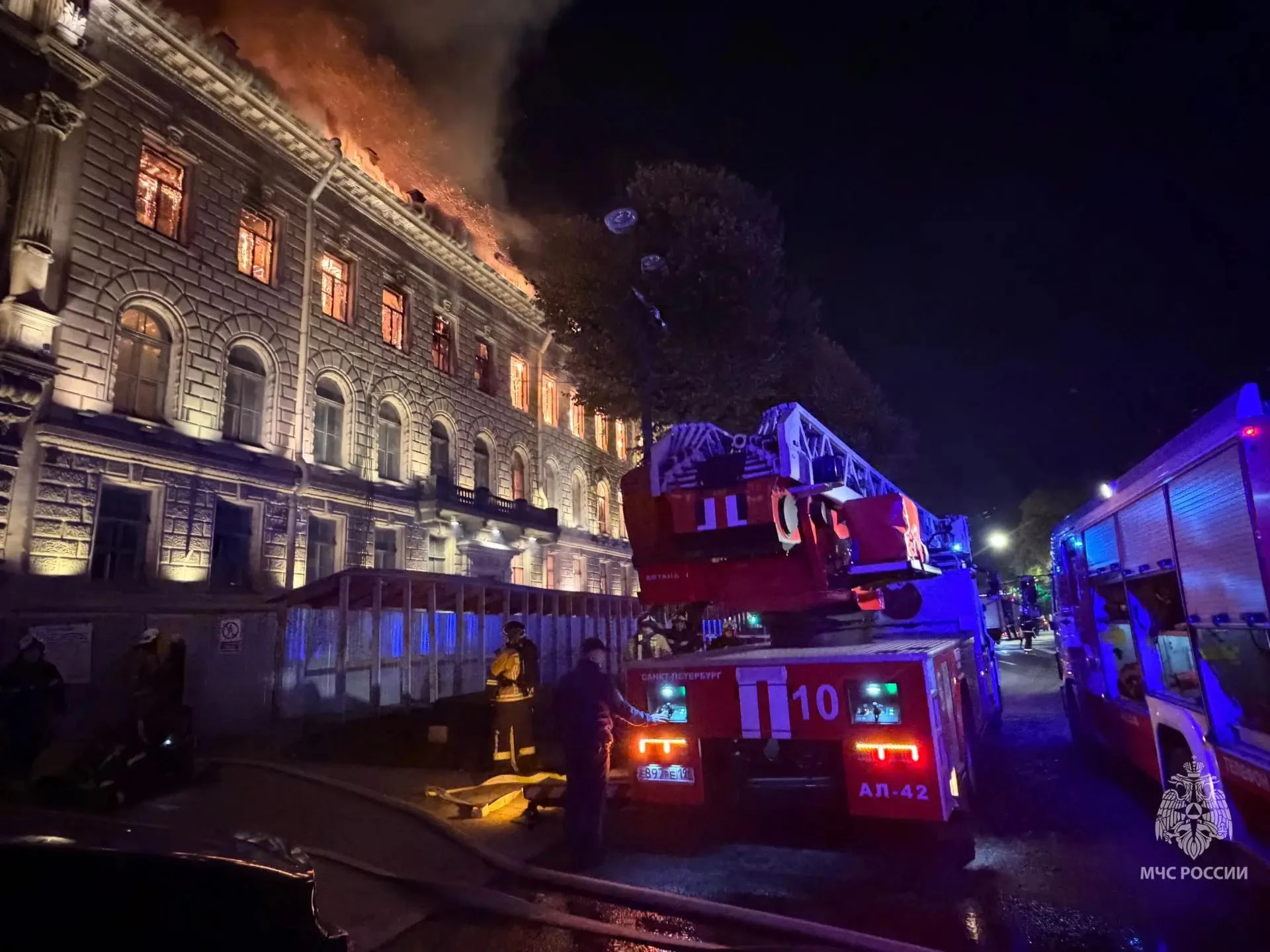 В эти минуты бойцы МЧС проверяют соседние со вспыхнувшим особняком здания. Был виден ды...