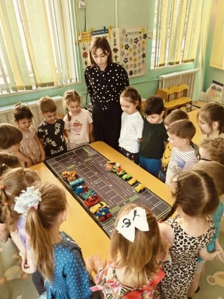 В средней группе "Пчёлки" дети знакомятся с Правилами Дорожного движения, изучая виды т...