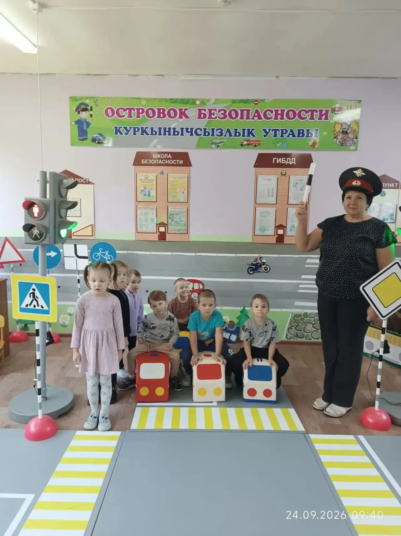 Тематическое занятие в средней группе "Я примерный пешеход!". Занятие прошло в кабинете...