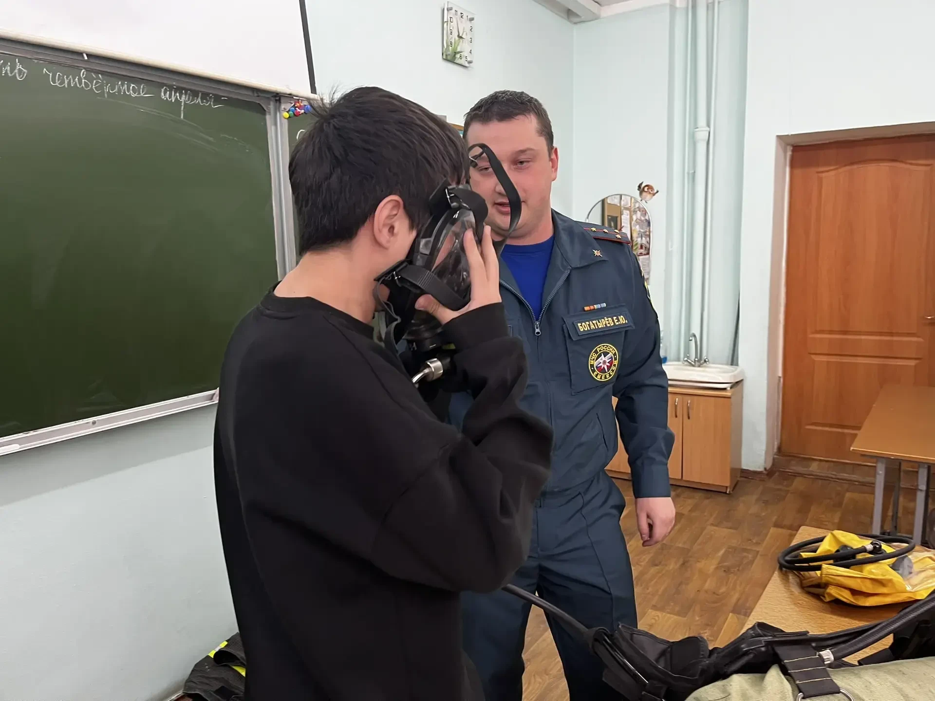 К нам в гости пришли сотрудники МЧС  и поделились своим опытом.