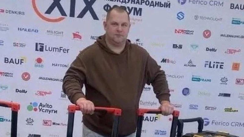 Мастер из Брянска бесплатно помог жильцам атакованного ВСУ дома