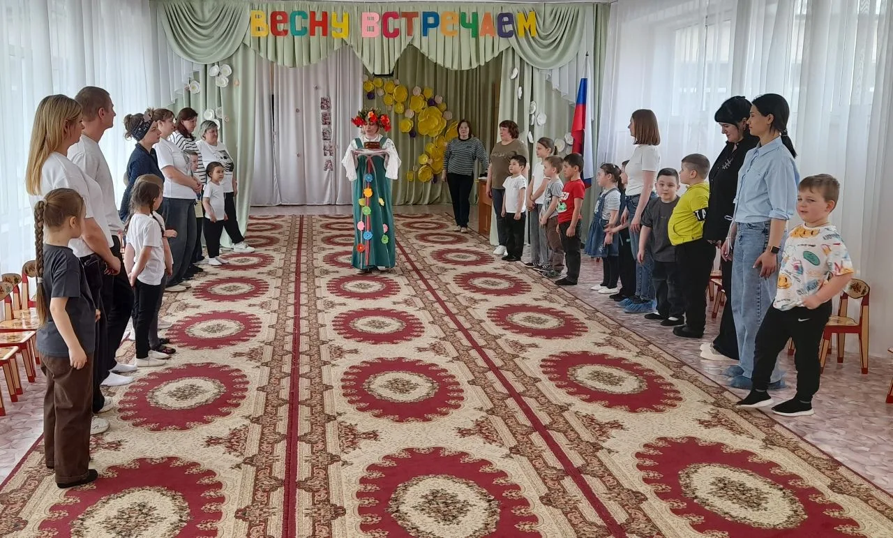 Развлечение в старших группах с использованием русских народных игр «Весну встречаем, в...