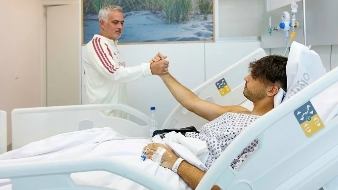 📸 Моуринью с Асенсио после его операции. 🤍
