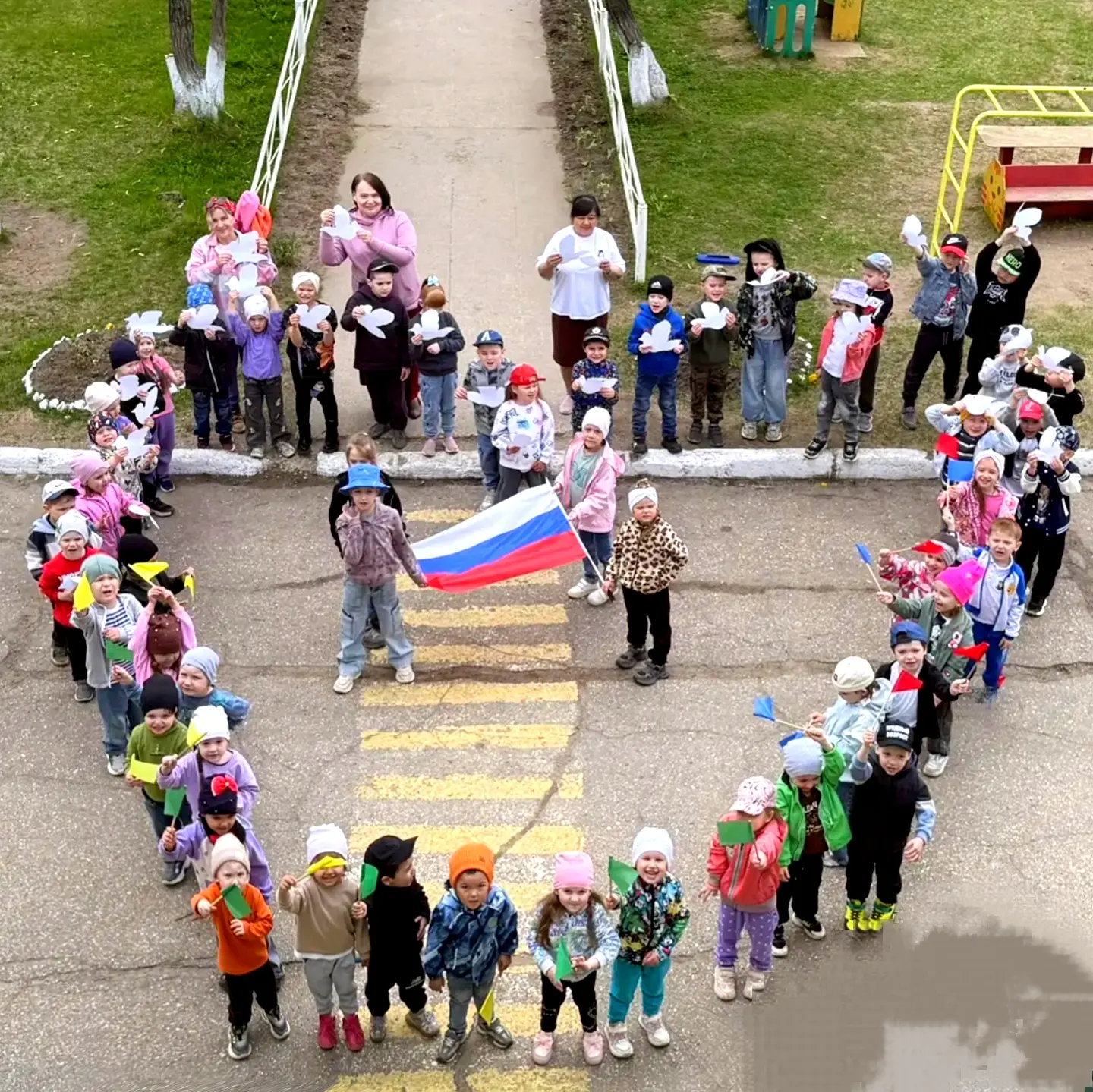 В преддверии праздника, посвящённого Дню России, воспитанники дошкольного отделения «Радуга» выразил