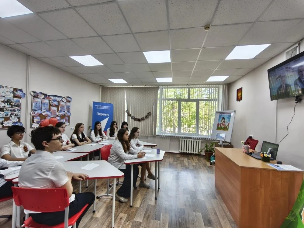 🌟🎉 Онлайн-встреча с легендарным героем! 🇷🇺👮‍♂ 
 
7.05.2026 г. наша школа провела уникальную онл