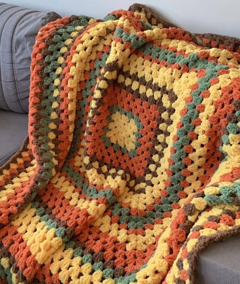Вязание пледа 🧶

Что нужно:
• пряжа 
• спицы или крючок 
• игла для заправки нитей

Как сделать:
1.