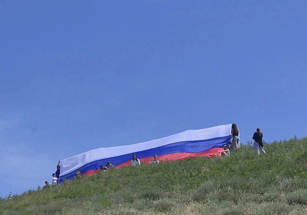 С праздником, Россия!

В честь Дня России молодёжь Труновского района совершила восхождение на Труно