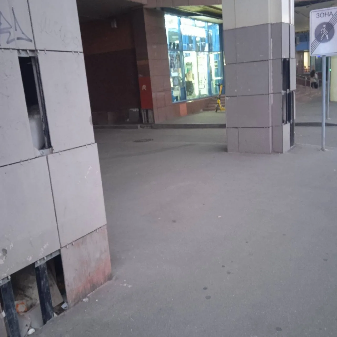 🏚️ Заброшка у домов 1, 2, 3 в третьем микрорайоне превратилась в рассадник антисанитарии