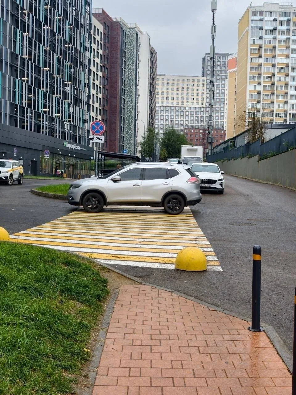 ⚡️В Купелинке на днях водитель бросил машину прямо на пешеходном переходе