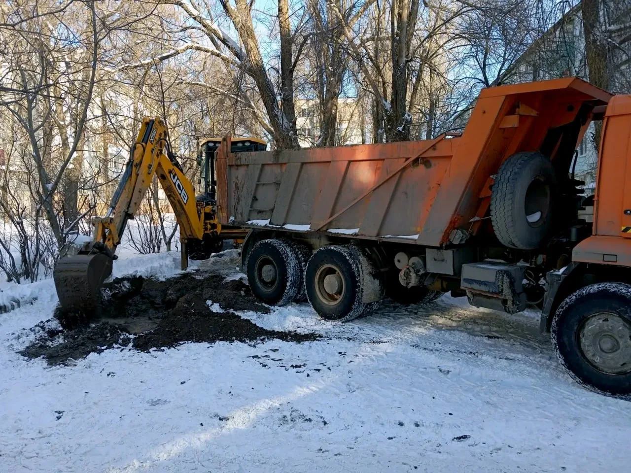 Бригада Ростовводоканала работает на проспекте 40-летия Победы, 67/1. Задача ребят - как можно скоре