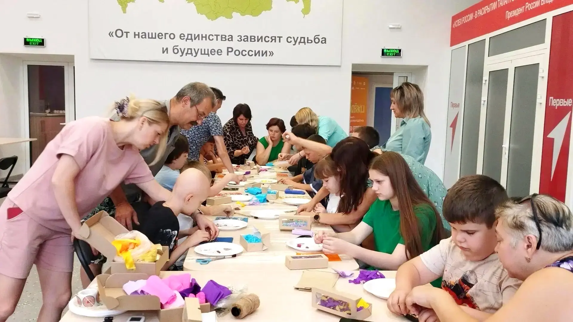 Мастер-классы для воспитанников центра «Возрождение» прошли в Алчевске

В Молодёжном центре Алчевска